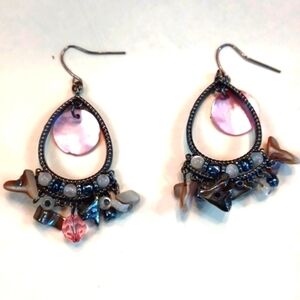 Womans Beaded‎ Earrings W/Shell In The Center